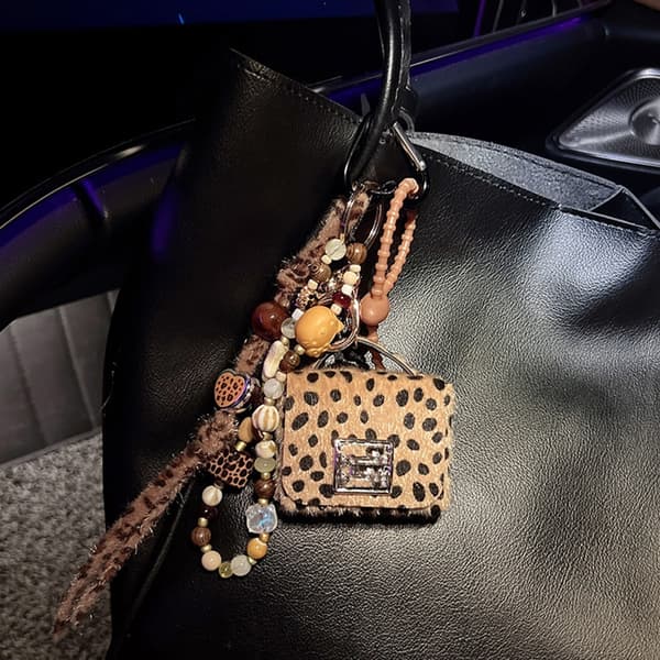 Trendig nyckelring med leopardtryck och pärlor, väskaccessoar för kvinnor och män
