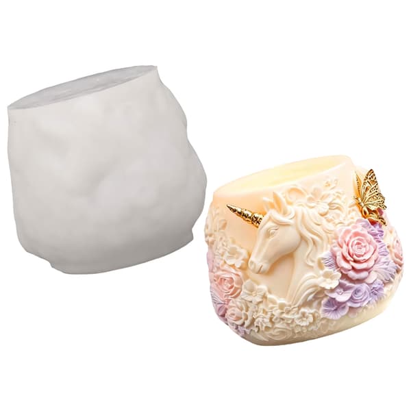 Ljusform med upphöjt karaktärsansikte och blomdetaljer