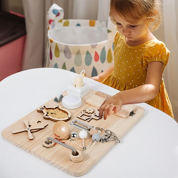 Sensorisk læreleke til småbarn som engasjerer Montessori-brett