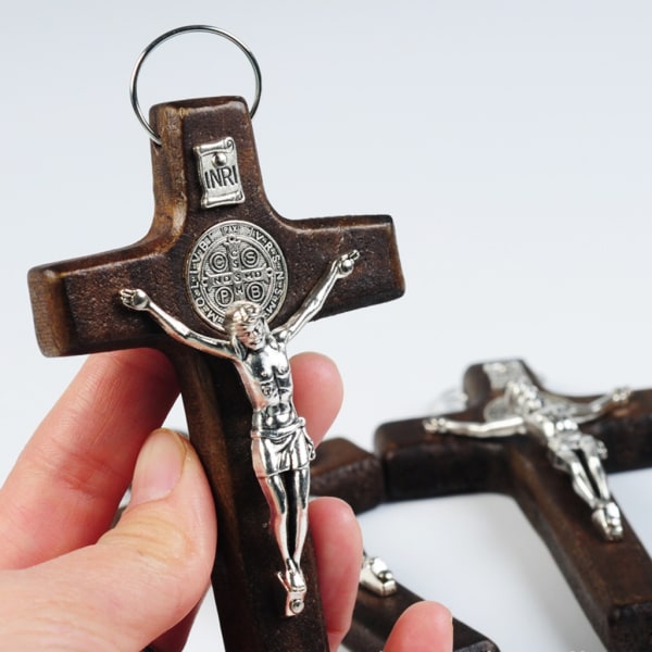 Hand som håller kors kristen gåva för kyrkan väggdekoration Cross hängande gåva Wood color