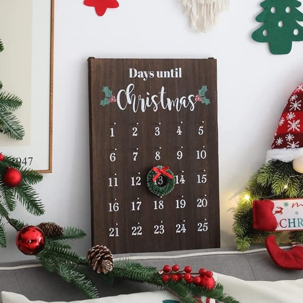 Simpel vægkalender i egetræ til jul med indgraveret julekunst