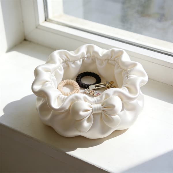 Stilig kosmetisk børsteholder med blomsterdesign og solid base