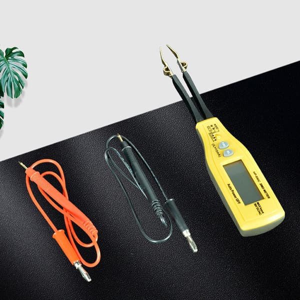 Kompakt digitalt multimeter designet til komponenter med stabile aflæsninger
