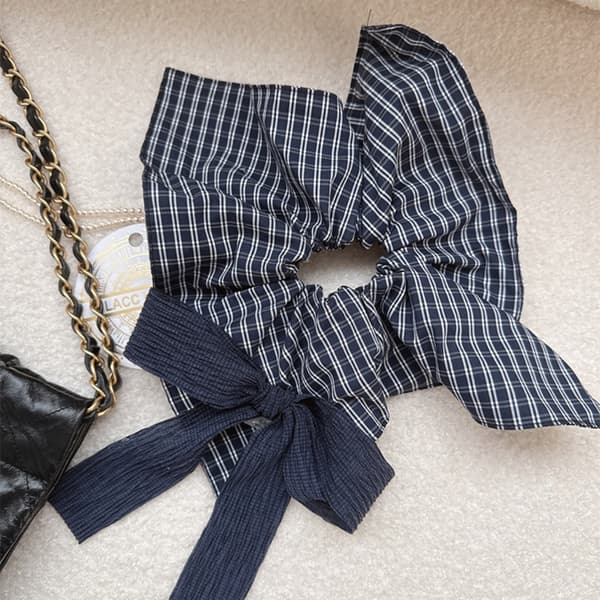 Komfortable blå gingham scrunchies hodeplagg elastisk hårstrikk i stoff for gave