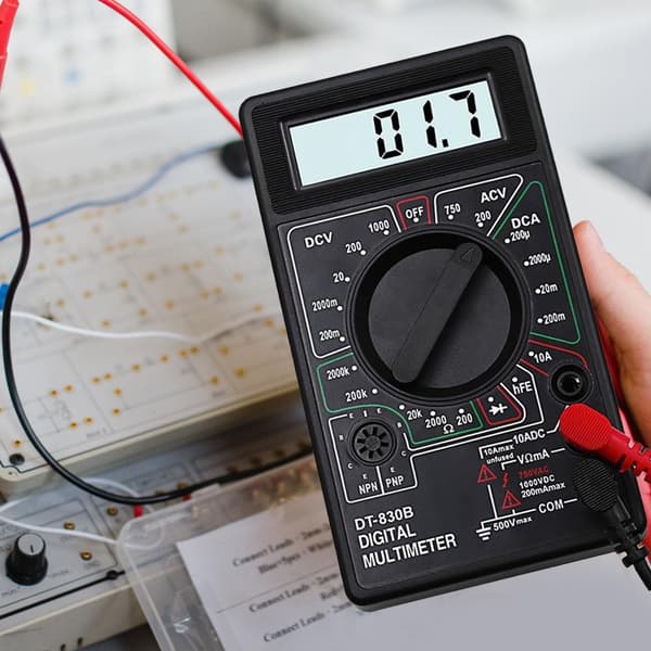 Digitalt multimeter i plast, kompakt til kredsløbsvedligeholdelse og fejlfinding