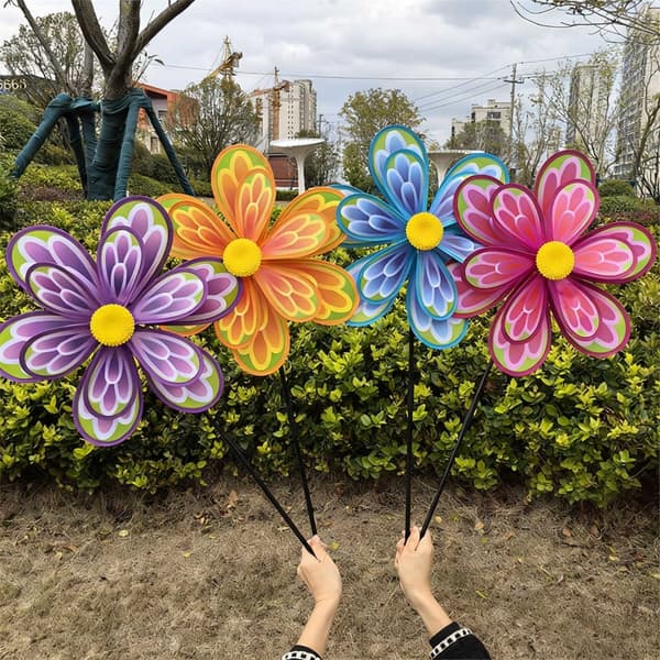 Dobbeltlags roterende blomstervindmølle i plastik til udendørs leg 2 stk.
