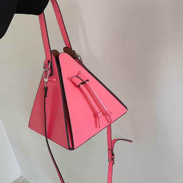 Fasjonable PU Triangle Bag Sling Skuldervesker Perfekt for uformelle utflukter White