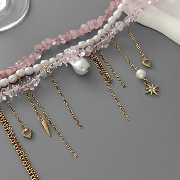 Flicka Rosa Sten Statement Halsband Prydd Med Pärlor Och Flödande Tofsar