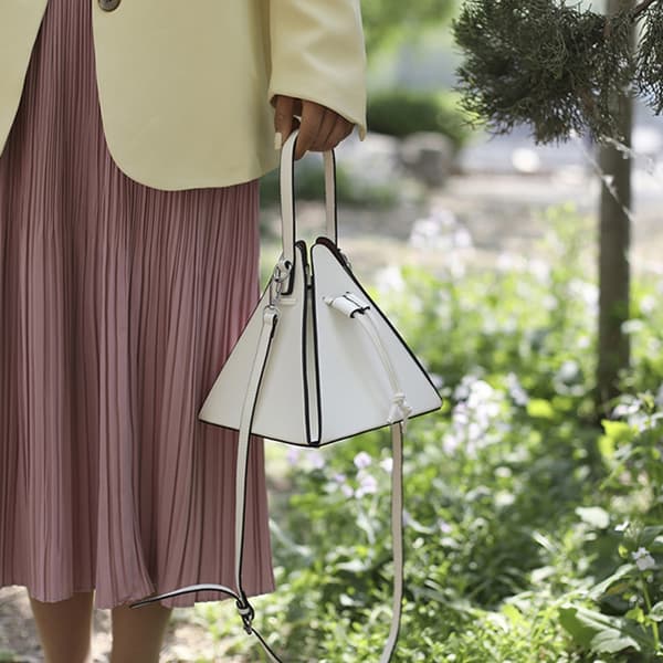 Fasjonable PU Triangle Bag Sling Skuldervesker Perfekt for uformelle utflukter White