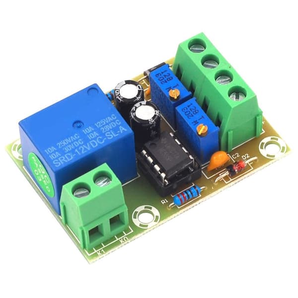 Automatisk 12V batteriladersystem starter lading ved 10.5V og slutter ved 14.8V