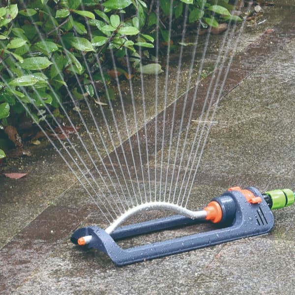 Oscillerende sprinkler til græsplæne med 19 huls dyser, vandspreder