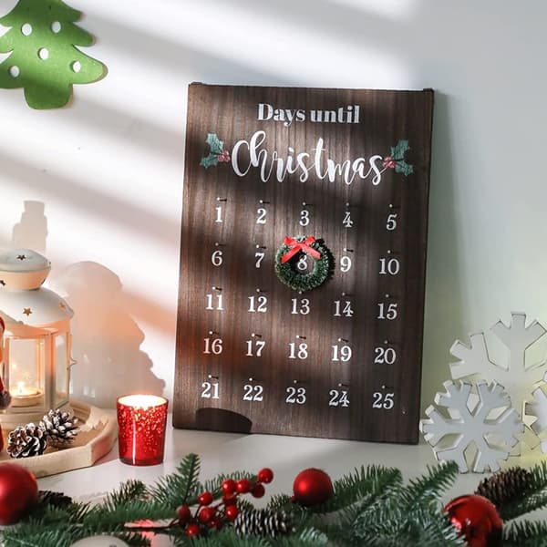 Simpel vægkalender i egetræ til jul med indgraveret julekunst