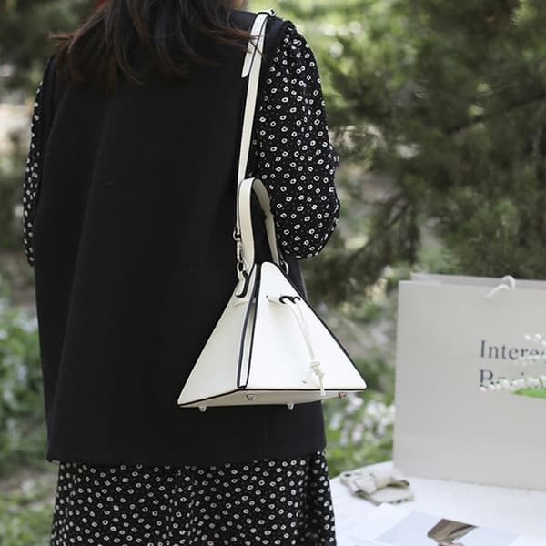 Moderigtige PU Triangle Bag Sling Skuldertasker Perfekt til afslappede udflugter White