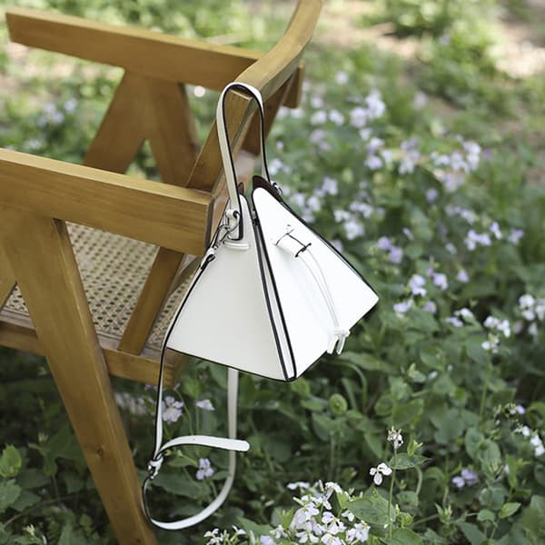 Fasjonable PU Triangle Bag Sling Skuldervesker Perfekt for uformelle utflukter White