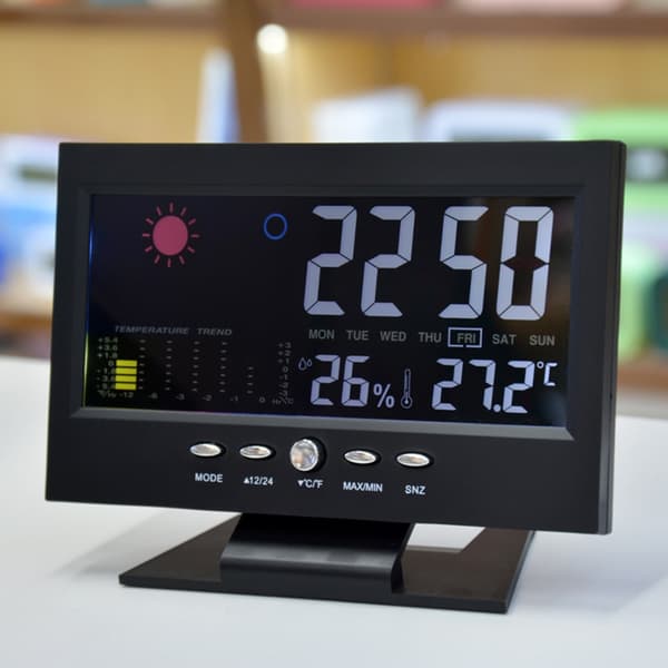 Klimamonitor med stort display, temperaturvisning, ur, kalender og alarm