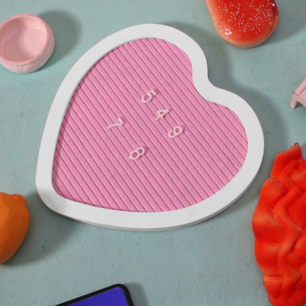 Rustik träram hjärtformad filtbrevstavla med anslagstavla för utbytbara bokstäver för baby