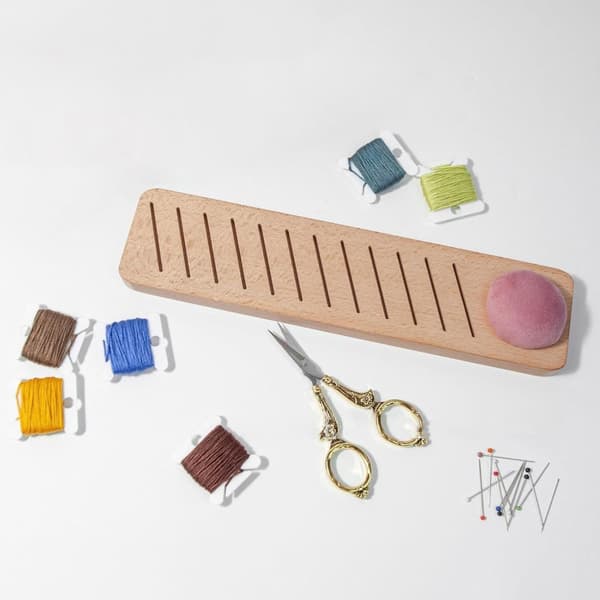 Broderitrådplater Holder og 12 stk. Plasttrådspoler Sett