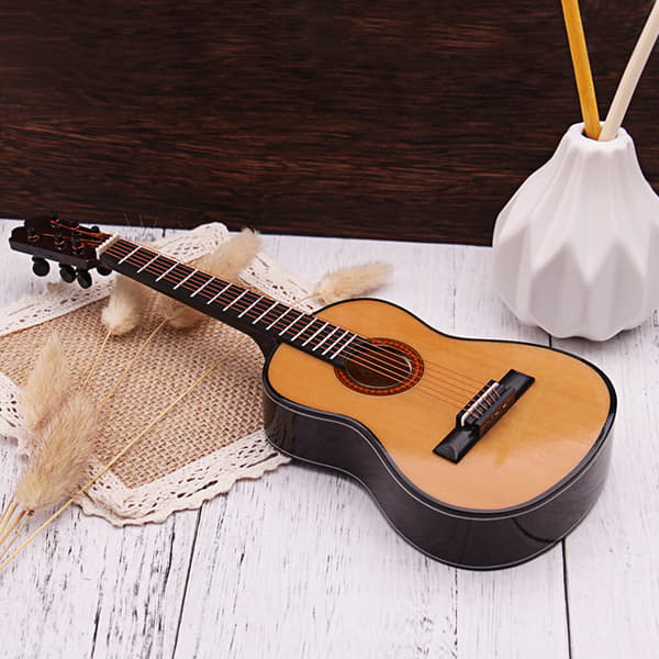 Miniatyrgitarr Replika Musikinstrument Samlarobjekt Dockhusmodell Heminredning Folk chopped corner 25cm
