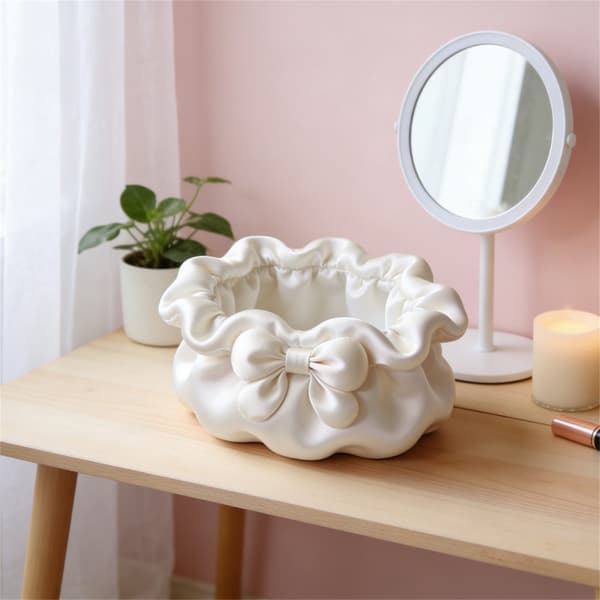 Stilig kosmetisk børsteholder med blomsterdesign og solid base