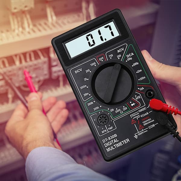 Digitalt multimeter i plast, kompakt til kredsløbsvedligeholdelse og fejlfinding