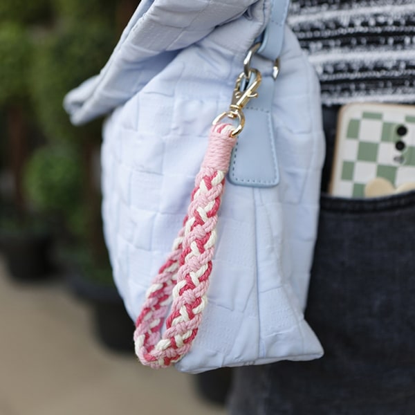 Färgglad flätad nylon Metallnyckelring Handväskor Hållare Makrames Snodd Kort nyckelhänge Flickor Present Pink