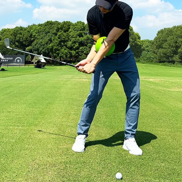 Golfsvingstræner, der forbedrer håndpositionering, smarte bolde, golftrænerhjælp