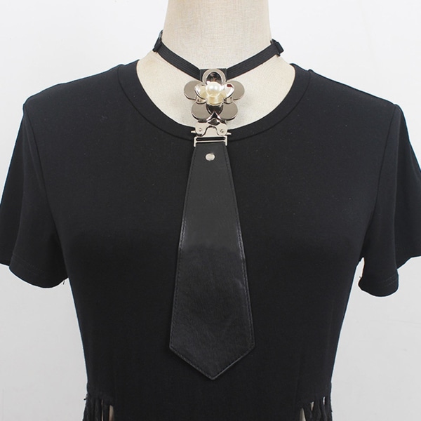 Kvinnor konstläder svart slips Gothic Uniform Pearl Flower Cosplay fluga