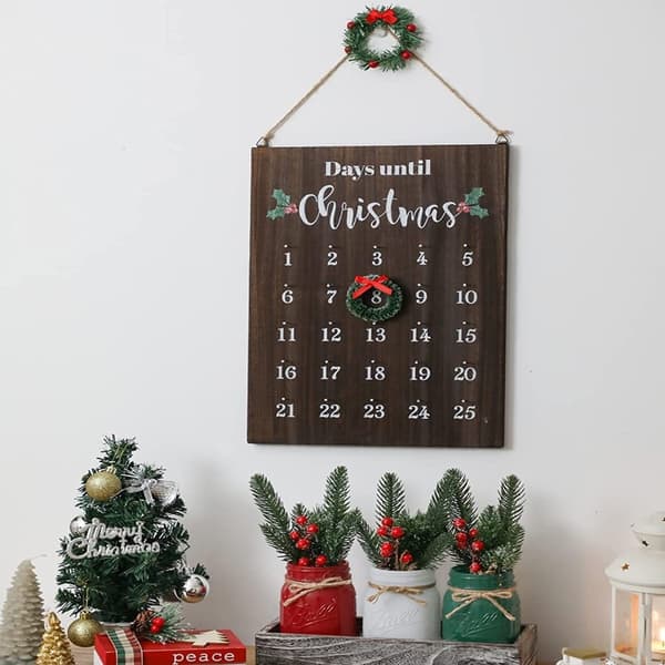 Simpel vægkalender i egetræ til jul med indgraveret julekunst