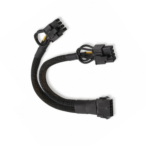 Kort PCIe-strømkabel til GPU og kabelføring i computerkabinet