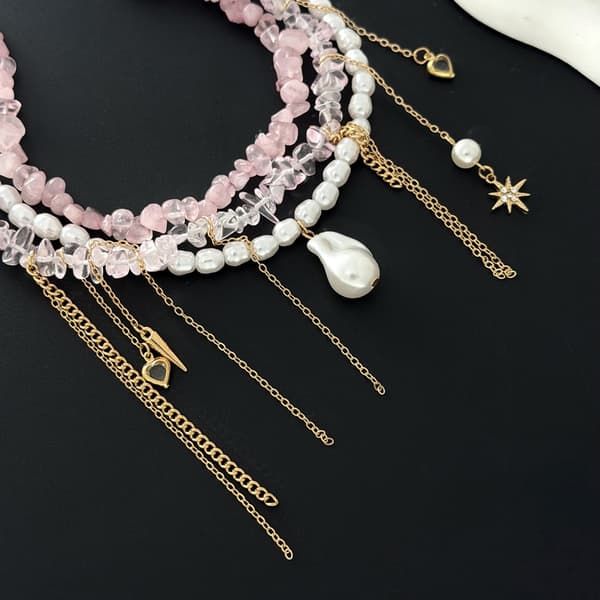 Flicka Rosa Sten Statement Halsband Prydd Med Pärlor Och Flödande Tofsar