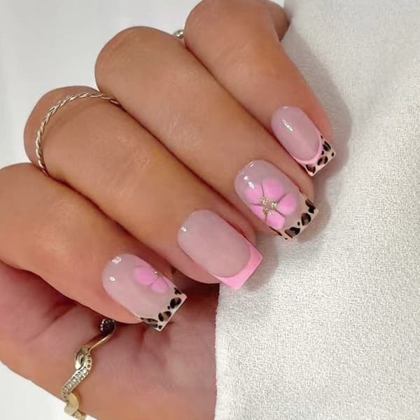 Kunstig negl fransk leopard lyserød blomst glitrende negl til forår sommer