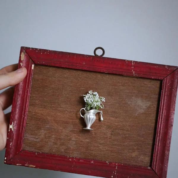 Fasjonabel brosje i legering med utskiftbare blomster for ulike antrekk