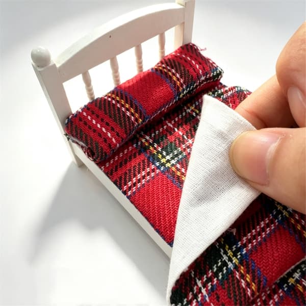 Trä enkelsäng med sängkläder miniatyrmöbler för 1/12 dockhus sovrum