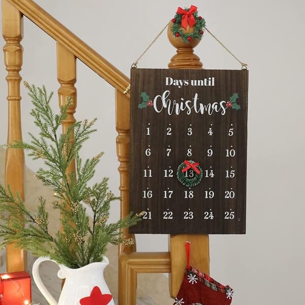 Simpel vægkalender i egetræ til jul med indgraveret julekunst