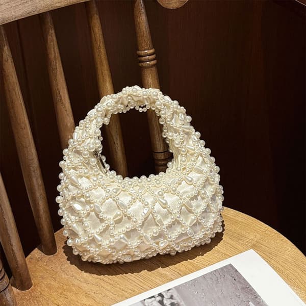 Aftenpung formet som en dumpling dekoreret med imiterede perler, velegnet til en aften i byen