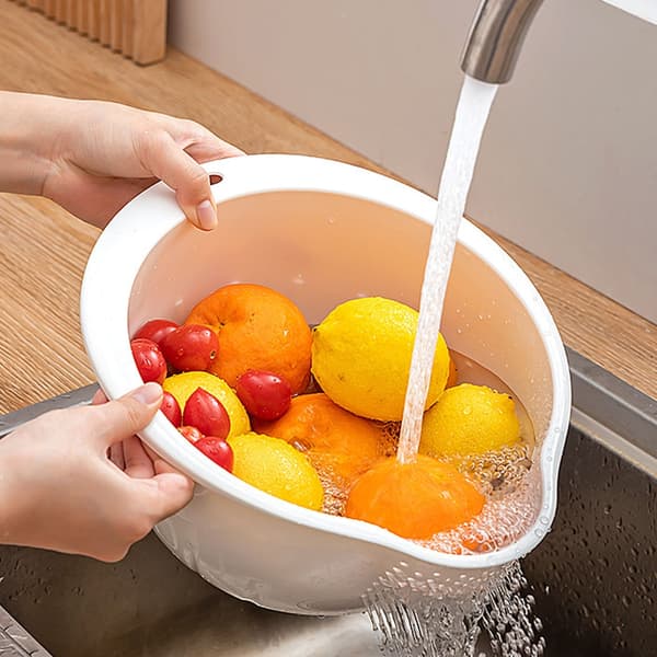 Plastdørslag for vask av ris og grønnsaker med dreneringshull på siden