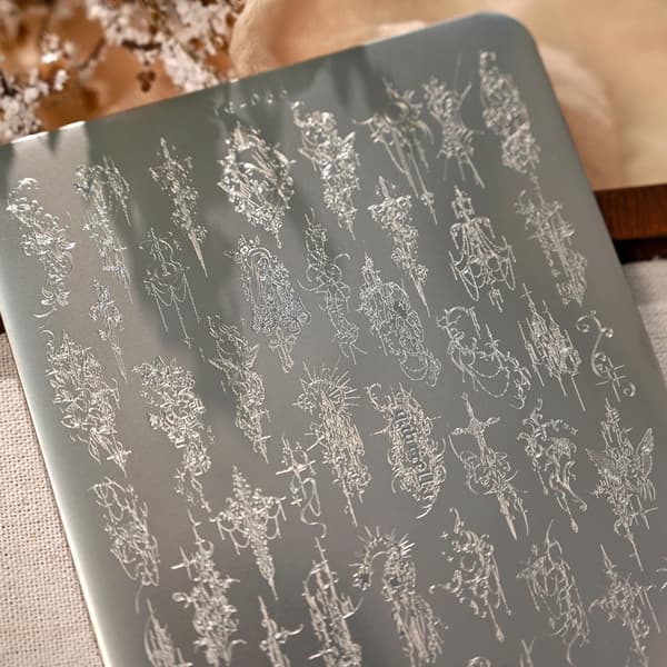 Robust negleprintplade med delikat tornemotiv perfekt til hjem og salon