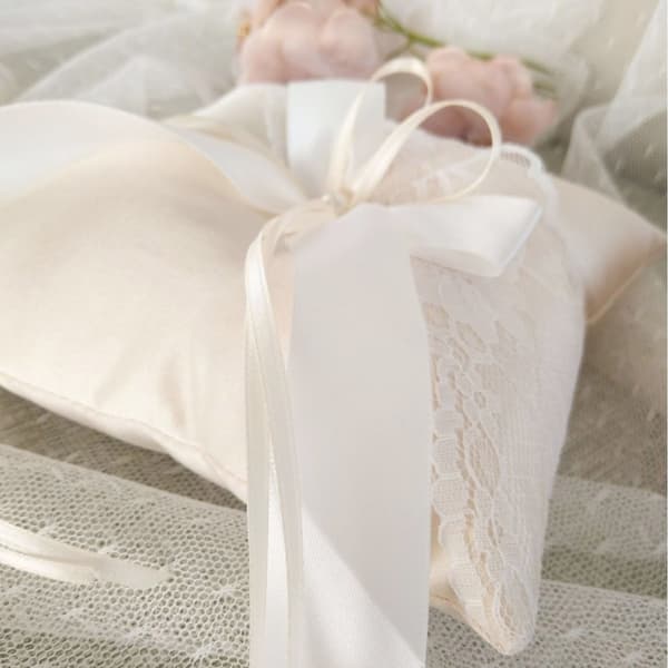 Premium Bröllopsringshållare Delikat Spetsblomma Design Bröllopstillbehör
