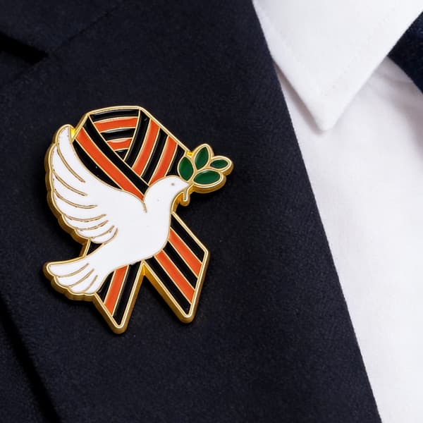 Vacker Emaljerad Fredsduvor Broschnål Modeaccessoar för Halsduk Kappa Väska