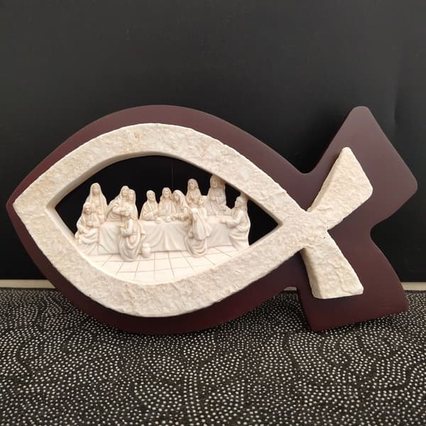 Fiskformet statue af den sidste nadver scene, tilbehør til hjemmefest baggrund