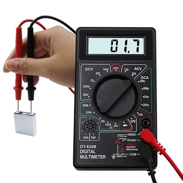 Digitalt multimeter i plast, kompakt til kredsløbsvedligeholdelse og fejlfinding
