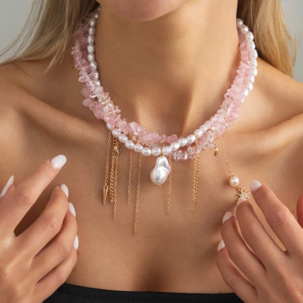 Flicka Rosa Sten Statement Halsband Prydd Med Pärlor Och Flödande Tofsar