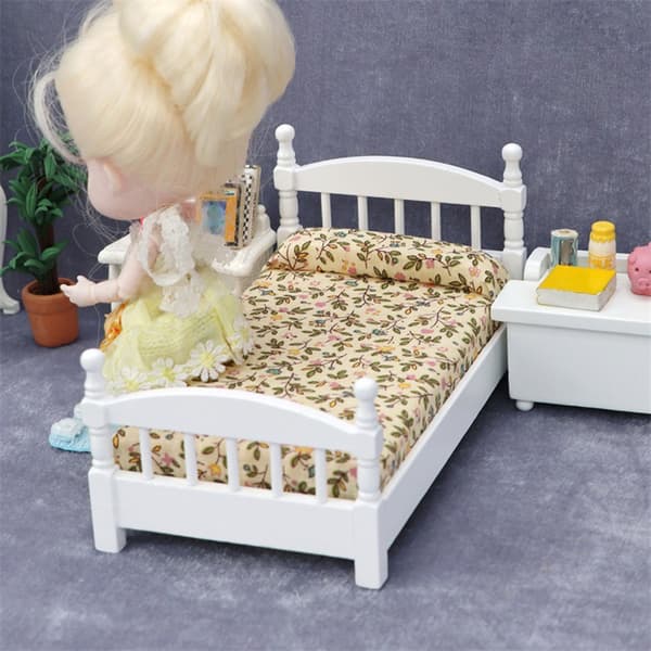 Klassiskt designad träsäng i miniatyr 1:12 Skala Sovrumspresentation