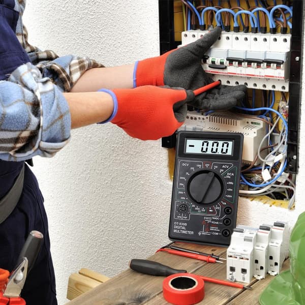 Digitalt multimeter i plast, kompakt til kredsløbsvedligeholdelse og fejlfinding