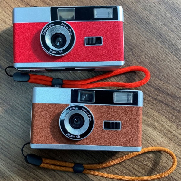 Retro 35 mm peka och skjut filmkamera med blixtfångstminnen i film perfekt för fotografintusiaster Brown