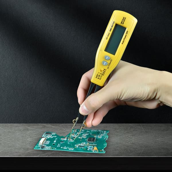 Kompakt digitalt multimeter designet til komponenter med stabile aflæsninger