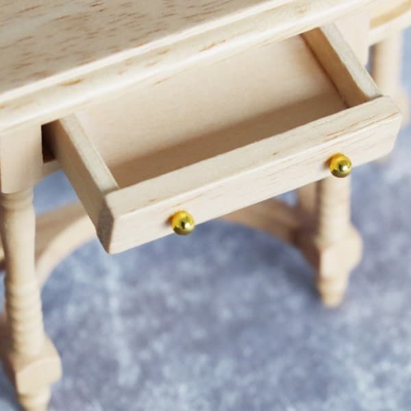 Miniatyr läsrumsbord för dockhuslayouter och rollspel för barn