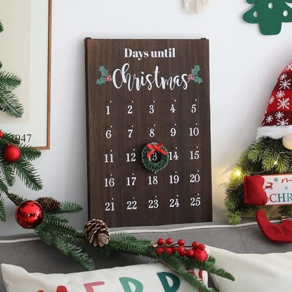Simpel vægkalender i egetræ til jul med indgraveret julekunst