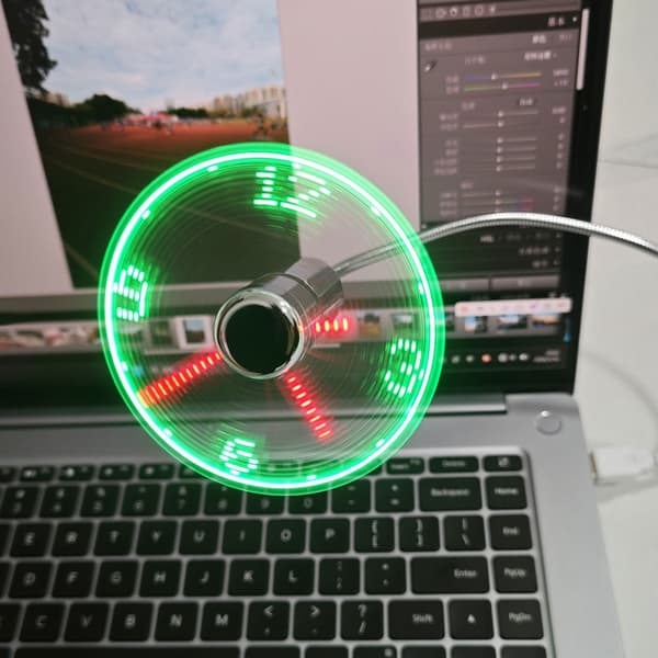USB-bordsfläkt med LED digital klockdisplay och justerbar hastighet för kontoret