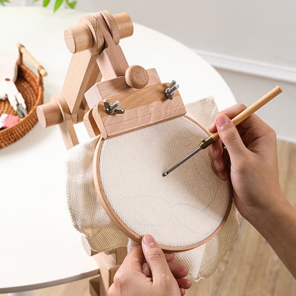Justerbar broderiramme stand til skrivebord
